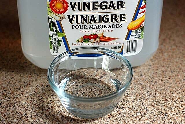 Use of white vinegar to dissolve limescale and clean kitchen appliances and cutlery Use of white vinegar to dissolve limescale and clean kitchen appliances and cutlery
